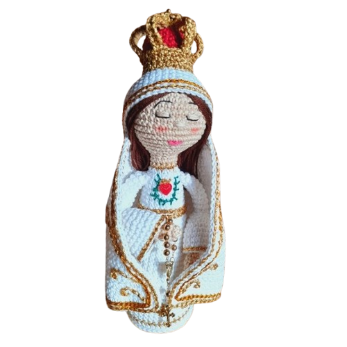 Nossa Senhora de Fátima em amigurumi.