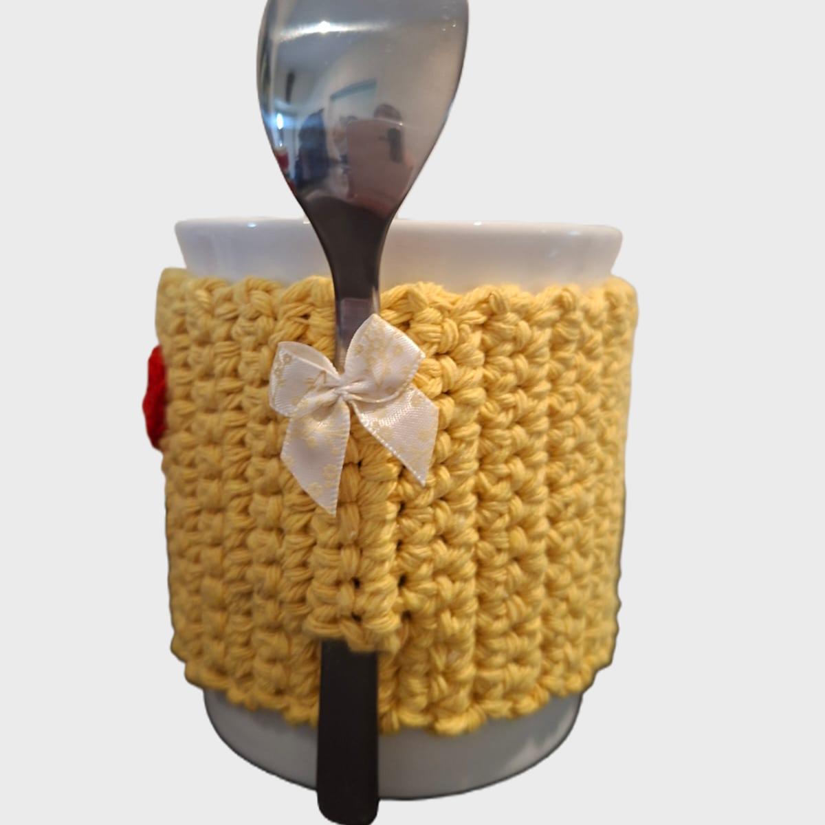 Caneca com proteção e base em Crochê.