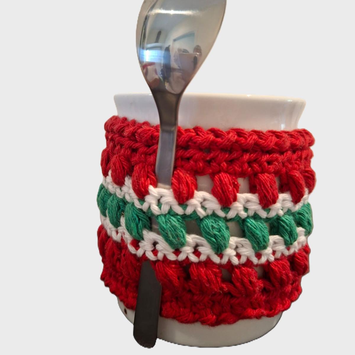 Caneca com proteção e base em Crochê.