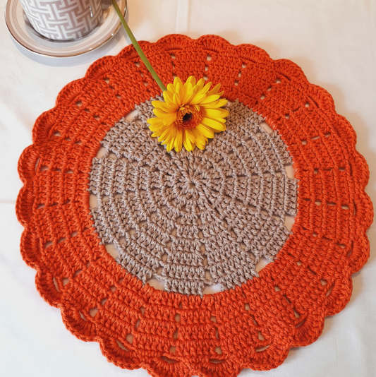 Individual em Crochê Laranja e Bege com Acabamento Ondulado
