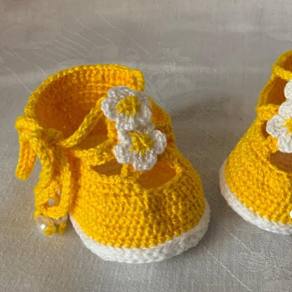 Sapatinhos de Bebé em Crochê - Amarelo com Flores Brancas