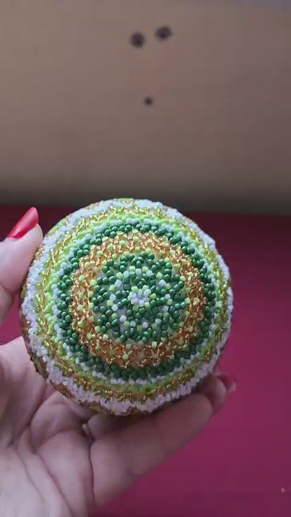 Bola de Natal Artesanal em Missangas - Tons Verde e Dourado