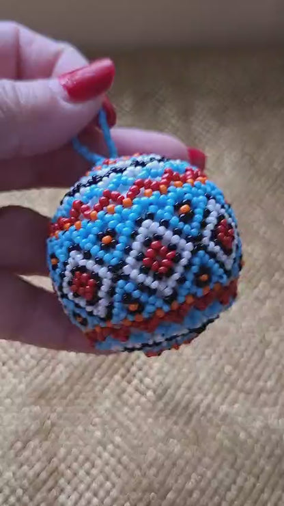Bola de Natal Bordada em Missangas Azul e Vermelha